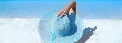 bord mer sable femme chapeau