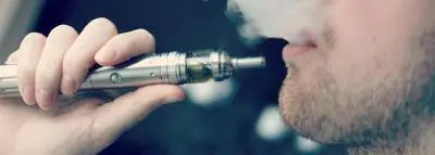 homme cigarette électronique