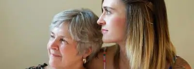 senior jeune femme