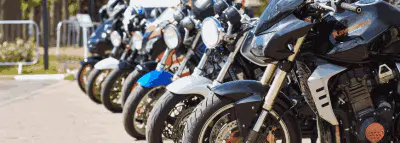 Motos garées