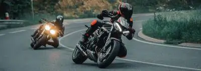 Deux motos sur route