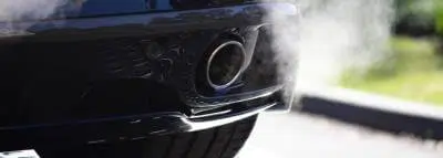 echappement voiture noire