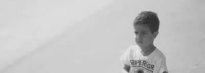 enfant-seul-noir-blanc