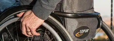 fauteuil-roulant-main-homme