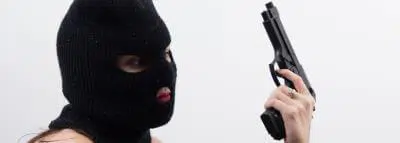 femme-cagoule-arme