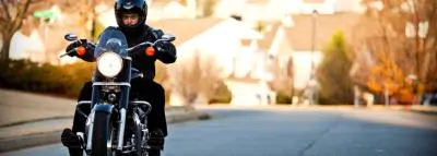 homme-moto-route