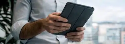 homme-tablette