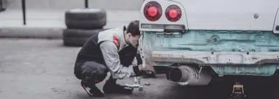 homme voiture réparation
