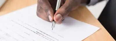 main-stylo-contrat