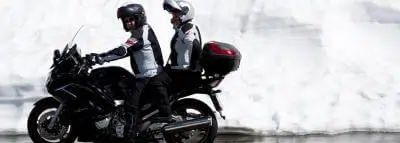 Conduire sa moto en hiver : conseils essentiels moto-2-personnes