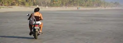 moto couple plage
