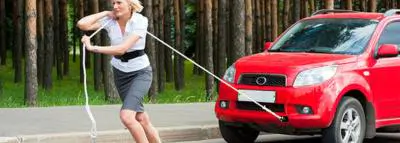 panne-voiture-rouge-femme