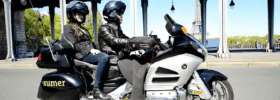 couple sur une moto
