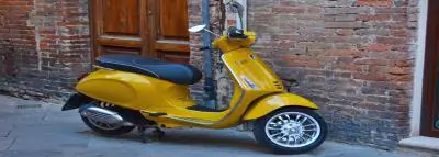 Un deux-roues électrique de la marque Piaggio