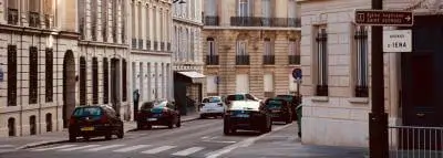 voitures-rue-parisienne