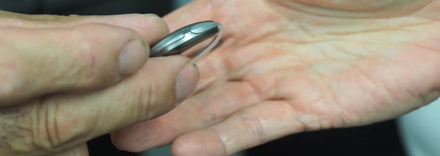 100% Santé : près d'un Français sur deux ne connait pas la réforme audioprothese-mains-oreilles