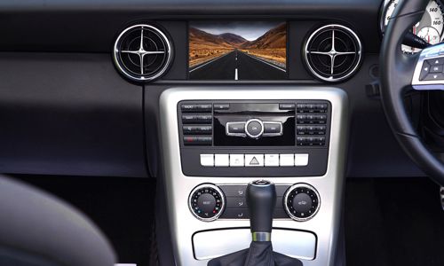 Le playlist indispensable des vacances voiture-tableau-de-bord