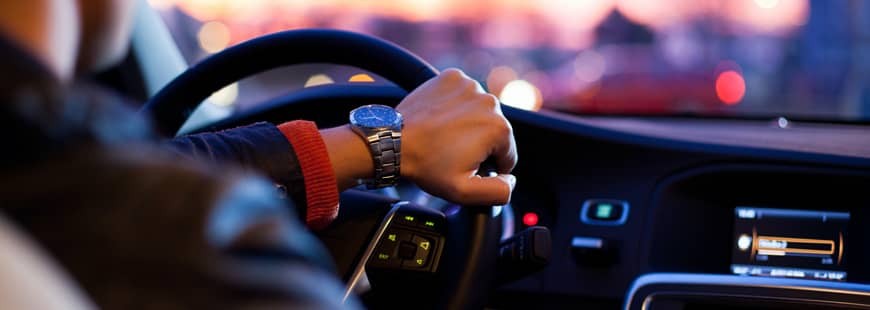 7 assureurs ont pour l'instant fait le choix d'un gel des tarifs. bel-homme-au-volant