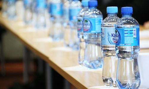 L'eau, pour vous réhydrater ! alignement-bouteilles-eaux