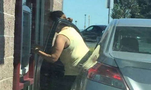 Cette femme utilise sa voiture pour tout et n'importe quoi !