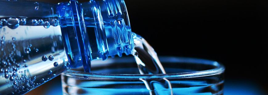 Le bouteilles d'eau contiendraient des microparticules de plastique. eau-bouteille