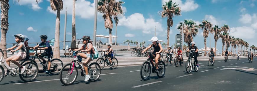Aujourd'hui, le casque n'est obligatoire que jusqu'à 12 ans. enfant-velo