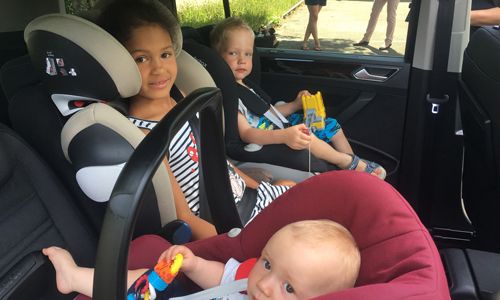 Occupez les enfants durant un long trajet  enfants-voiture-sieges-autos