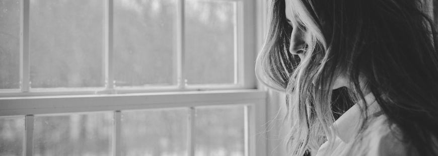 L'endométriose touche une femme sur dix en France femme-fenetre-attente