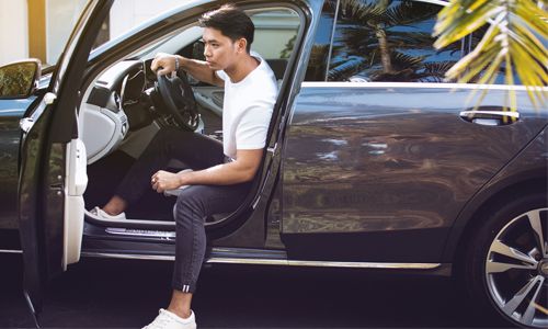 homme-asiatique-voiture-grise homme-asiatique-voiture-grise