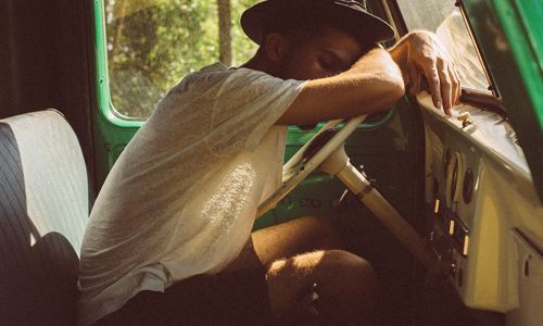 homme-malade-voiture homme-malade-voiture