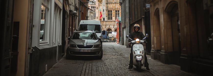 Les motos seront-elles interdites dans Paris ? homme-scooter-ruelle
