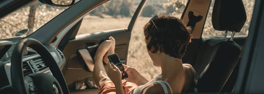 Flitter, la nouvelle assurance auto jeune-conductrice-connectee-smartphone