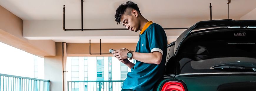 Nos experts répondent à toutes vos questions sur l'assurance auto. jeune-homme-voiture