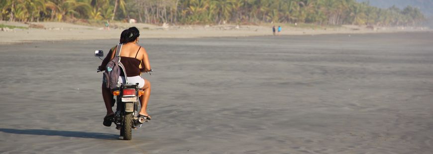 moto-couple-plage