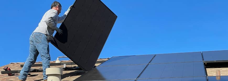 Est-ce qu'un panneau solaire est rentable ? panneaux-solaire-toit-maison (1)