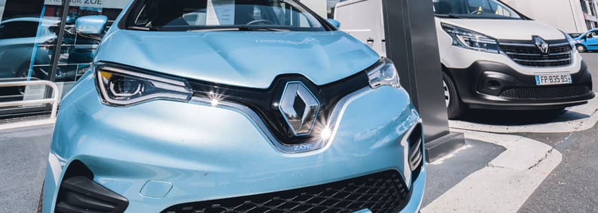 La Legend promet une consommation énergétique estimée à 10 kWh/100 km et une réduction de 75 % des émissions de CO2 par rapport à la moyenne des véhicules thermiques. Renault électrique