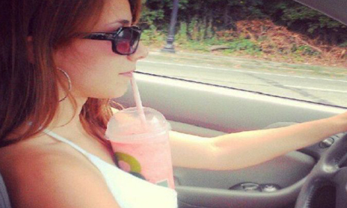 Cette conductrice a trouvé la solution pour boire sans danger en voiture