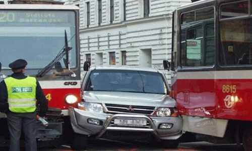 Cette voiture semble avoir voulu griller la priorité aux tramways qui ne se sont pas laissés faire !