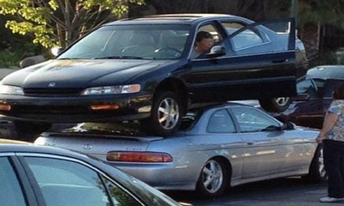 Cette dame ne trouvait pas de place sur le parking...