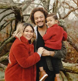 famille devant arbre